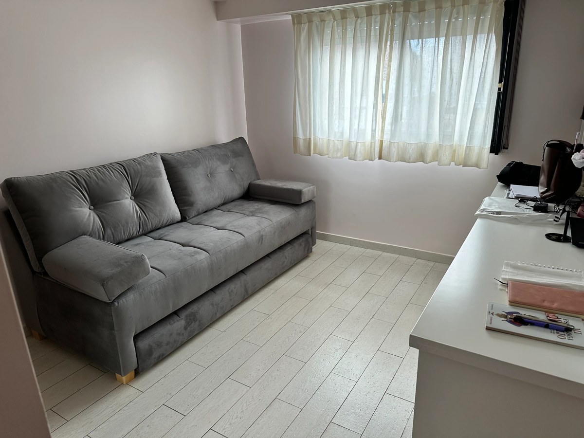 Sillón cama gris a medida en el living de una clienta - ID HOME